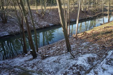 Wuhle Nehri 'nin güneşli bir şubat gününde karlı bankalarla manzarası. Wuhle, Spree 'ye küçük bir sağ yaka haracı. Berlin, Almanya, Avrupa. 