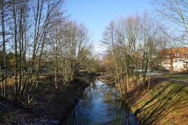 Wuhle Nehri 'nin güneşli bir şubat gününde karlı bankalarla manzarası. Wuhle, Spree 'ye küçük bir sağ yaka haracı. Berlin, Almanya, Avrupa. 