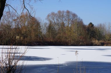Şubat ayında Wuhlesee Gölü buz ve karla kaplıdır. Wuhlebecken ya da Wuhlesee, Marzahn-Hellersdorf, Berlin, Almanya, Avrupa 'da bulunan bir göldür.. 