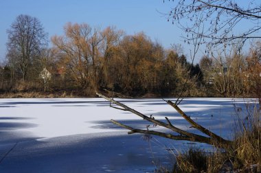 Şubat ayında Wuhlesee Gölü buz ve karla kaplıdır. Wuhlebecken ya da Wuhlesee, Marzahn-Hellersdorf, Berlin, Almanya, Avrupa 'da bulunan bir göldür.. 