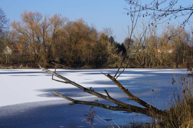 Şubat ayında Wuhlesee Gölü buz ve karla kaplıdır. Wuhlebecken ya da Wuhlesee, Marzahn-Hellersdorf, Berlin, Almanya, Avrupa 'da bulunan bir göldür.. 
