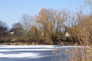 Şubat ayında Wuhlesee Gölü buz ve karla kaplıdır. Wuhlebecken ya da Wuhlesee, Marzahn-Hellersdorf, Berlin, Almanya, Avrupa 'da bulunan bir göldür.. 