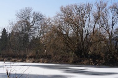 Şubat ayında Wuhlesee Gölü buz ve karla kaplıdır. Wuhlebecken ya da Wuhlesee, Marzahn-Hellersdorf, Berlin, Almanya, Avrupa 'da bulunan bir göldür.. 
