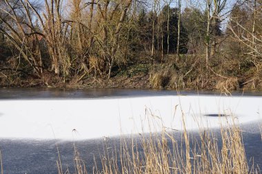 Şubat ayında Wuhlesee Gölü buz ve karla kaplıdır. Wuhlebecken ya da Wuhlesee, Marzahn-Hellersdorf, Berlin, Almanya, Avrupa 'da bulunan bir göldür.. 