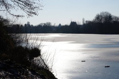 Şubat ayında Wuhlesee Gölü buz ve karla kaplıdır. Wuhlebecken ya da Wuhlesee, Marzahn-Hellersdorf, Berlin, Almanya, Avrupa 'da bulunan bir göldür.. 