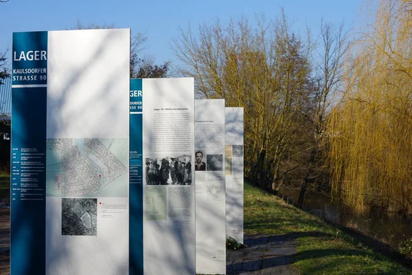 Berlin, Almanya, Avrupa - 8 Şubat 2023: Tarihi eser Lager Kaulsdorfer Strasse 90 'ın Stelae' si Wuhle Nehri kıyısında modern tarihi kışlanın karşısında kurulmuştur..  