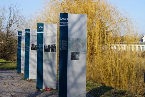 Berlin, Almanya, Avrupa - 8 Şubat 2023: Tarihi eser Lager Kaulsdorfer Strasse 90 'ın Stelae' si Wuhle Nehri kıyısında modern tarihi kışlanın karşısında kurulmuştur..  