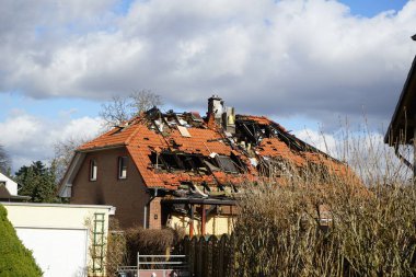 Yangından sonra yıkılan tuğla bir evin manzarası. Berlin, Almanya, Avrupa. 