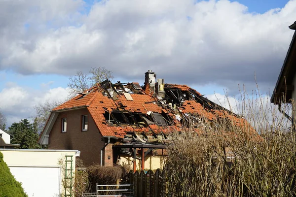 Yangından sonra yıkılan tuğla bir evin manzarası. Berlin, Almanya, Avrupa. 