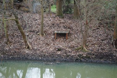 Şubat ayında Wuhle nehri ile güzel bir kış manzarası. Wuhle, Spree 'ye küçük bir sağ yaka haracı. Berlin, Almanya, Avrupa. 