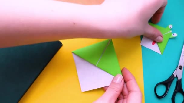 Dördüncü Adım Kadın Elleri Kağıt Kitap Ayracı Yapar Origami Kağıt — Stok video