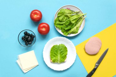 Çocuklar için taze domates, salata, peynir, sosis, domuz pastırması ve ekmekten yapılmış uğurböceği şeklinde komik bir sandviç. Çocuklar için yaratıcı yemek sanatı kahvaltısı hazırlamayı öğretiyorum. Adım 2.