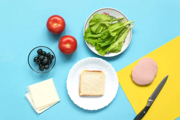 Çocuklar için taze domates, salata, peynir, sosis, domuz pastırması ve ekmekten yapılmış uğurböceği şeklinde komik bir sandviç. Çocuklar için yaratıcı yemek sanatı kahvaltısı hazırlamayı öğretiyorum. Adım 1.