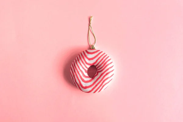 Świąteczna Bombka Ozdobiona Różowym Pączkiem Minimalna Kreatywność Koncepcja Nowego Roku — Zdjęcie stockowe