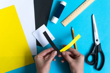 Adım adım fotoğraf çekerek origami kağıttan arı yapmayı öğretiyorum. Basit bir çocuk konsepti. 4. Adım.