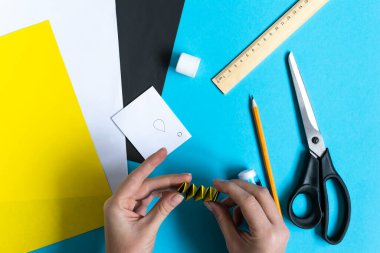 Adım adım fotoğraf çekerek origami kağıttan arı yapmayı öğretiyorum. Basit bir çocuk konsepti. Beşinci adım..