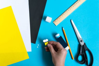 Adım adım fotoğraf çekerek origami kağıttan arı yapmayı öğretiyorum. Basit bir çocuk konsepti. 7. Adım.