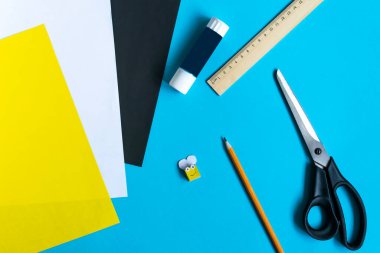 Adım adım fotoğraf çekerek origami kağıttan arı yapmayı öğretiyorum. Basit bir çocuk konsepti. 8. Adım.