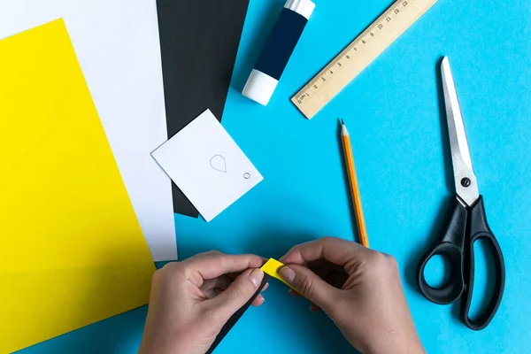 Adım adım fotoğraf çekerek origami kağıttan arı yapmayı öğretiyorum. Basit bir çocuk konsepti. Adım 3.