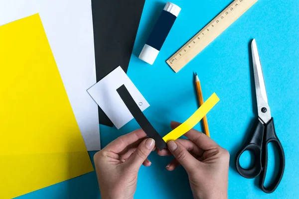 Adım adım fotoğraf çekerek origami kağıttan arı yapmayı öğretiyorum. Basit bir çocuk konsepti. 4. Adım.