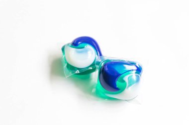 Beyaz arka planda izole edilmiş çamaşır kapsülleri. Ev işi konsepti. Yıkama ve temizleme. Üst Manzara. düz konum.