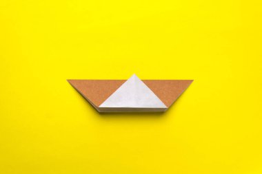 Adım adım fotoğraf çekerek origami kağıt boğasının nasıl yapılacağını öğretiyorum. Boğa, 2020 yılının sembolüdür. Çocuk konseptiyle basit bir ölüm..