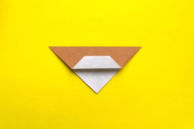 Adım adım fotoğraf çekerek origami kağıt boğasının nasıl yapılacağını öğretiyorum. Boğa, 2020 yılının sembolüdür. Çocuk konseptiyle basit bir ölüm..