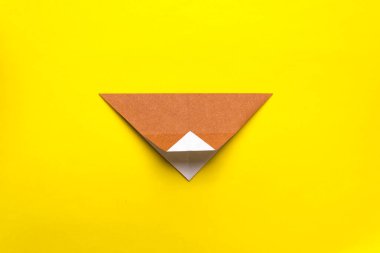 Adım adım fotoğraf çekerek origami kağıt boğasının nasıl yapılacağını öğretiyorum. Boğa, 2020 yılının sembolüdür. Çocuk konseptiyle basit bir ölüm..