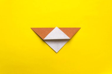 Adım adım fotoğraf çekerek origami kağıt boğasının nasıl yapılacağını öğretiyorum. Boğa, 2020 yılının sembolüdür. Çocuk konseptiyle basit bir ölüm..