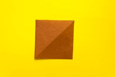 Adım adım fotoğraf çekerek origami kağıt boğasının nasıl yapılacağını öğretiyorum. Boğa, 2020 yılının sembolüdür. Çocuk konseptiyle basit bir ölüm..