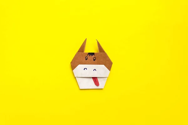 Adım adım fotoğraf çekerek origami kağıt boğasının nasıl yapılacağını öğretiyorum. Boğa, 2020 yılının sembolüdür. Çocuk konseptiyle basit bir ölüm..
