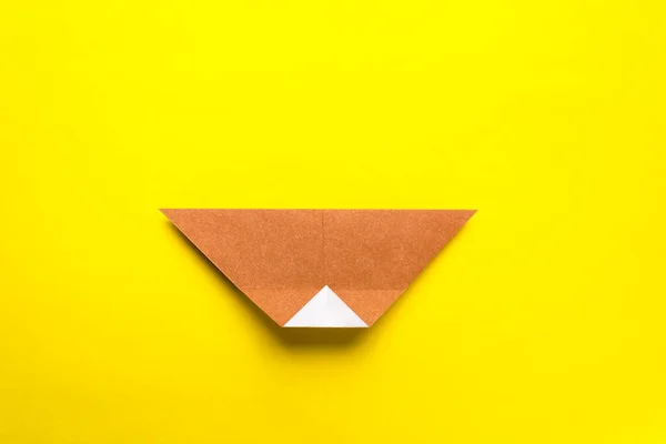 Покрокова інструкція по фото, як зробити паперову булку орігамі. Бик є символом Нового 2020 року. Проста їжа з дитячою концепцією . — стокове фото