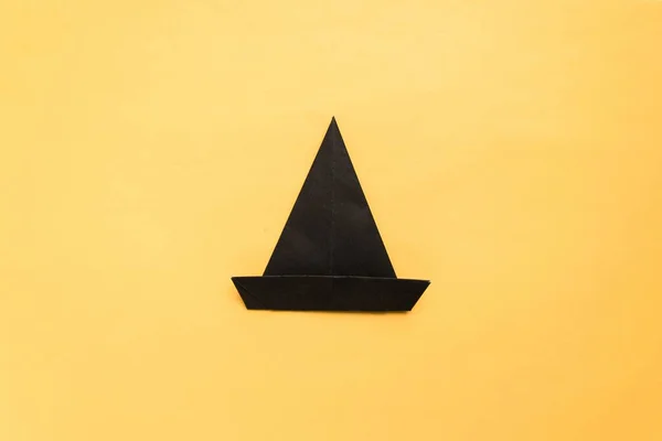 Krok po kroku instrukcja fotograficzna jak zrobić origami papierowy kapelusz. Kapelusz czarownicy na Halloween. Prosta diy z koncepcją dzieci. — Zdjęcie stockowe