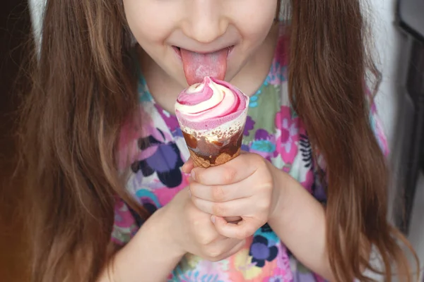 Una niña de siete años come helado. Primer plano . —  Fotos de Stock