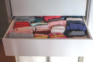 Gardıropta bir depo. Çocuk odası.