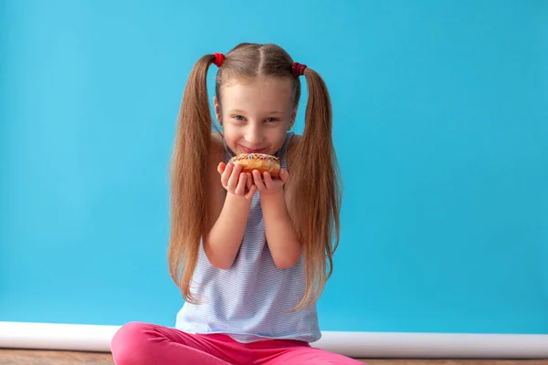 Chica con donut de chocolate . —  Fotos de Stock