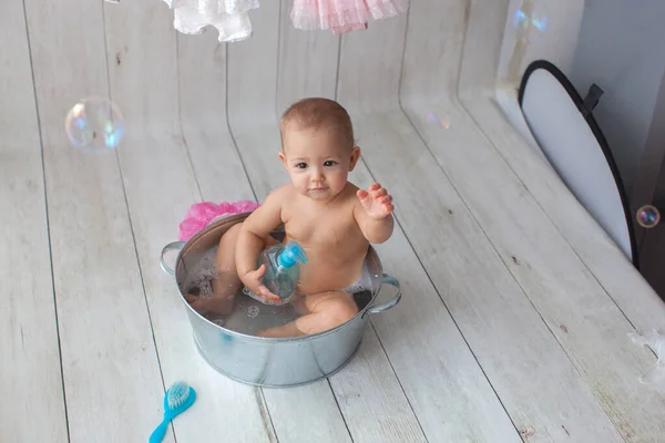 Piccolo bambino si fa un bagno. — Foto Stock
