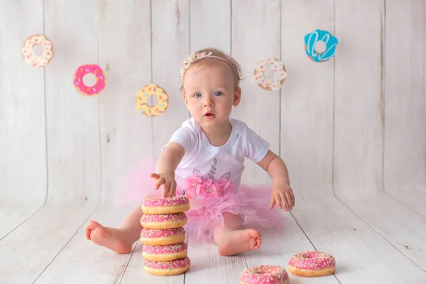 Una bambina di un anno festeggia il suo compleanno. — Foto Stock