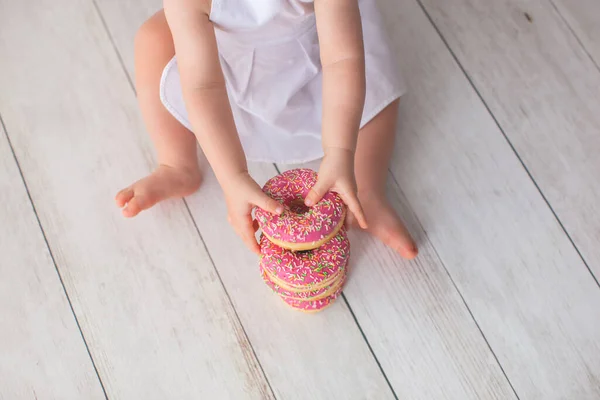 Una niña de un año celebra su cumpleaños. —  Fotos de Stock