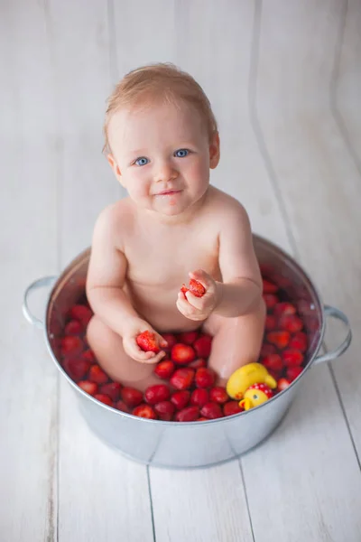 Una bambina di un anno fare un bagno. — Foto Stock