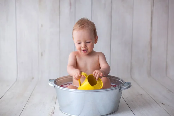 Bebé de un año de edad, tomar un baño . — Foto de Stock