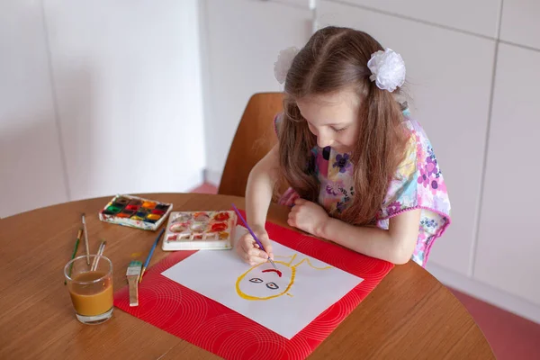7 years old girl draws with watercolors. Close-up. — Stock Photo, Image