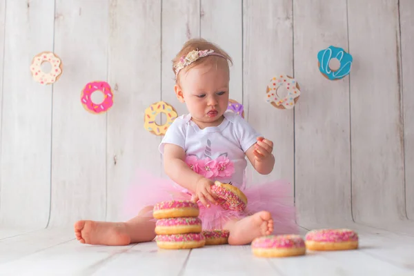 Una niña de un año celebra su cumpleaños. —  Fotos de Stock