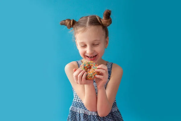 Chica con rosquilla de chocolate. Sonríe . —  Fotos de Stock