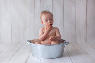 Bir yaşındaki kız bebek banyo yapıyor.. 