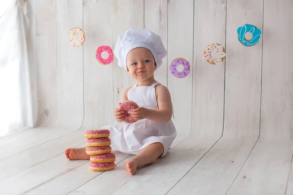 Una bambina di un anno festeggia il suo compleanno. — Foto Stock