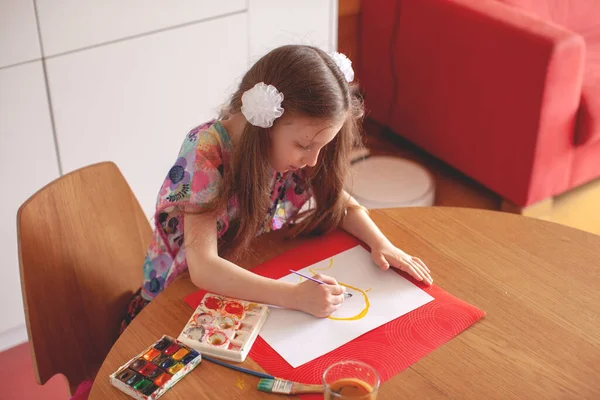 7-letnia dziewczyna rysuje akwarelami. Zbliżenie. — Zdjęcie stockowe