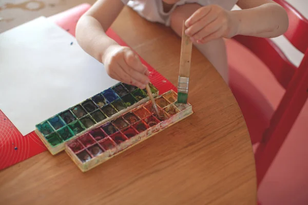 Peinture garçon de trois ans avec aquarelle à la maison. — Photo