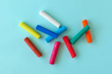 Mavi arka planda çok renkli çocuk plastikçesi.