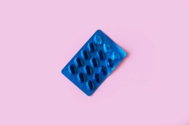 Pembe arkaplanda hap ambalajı. 